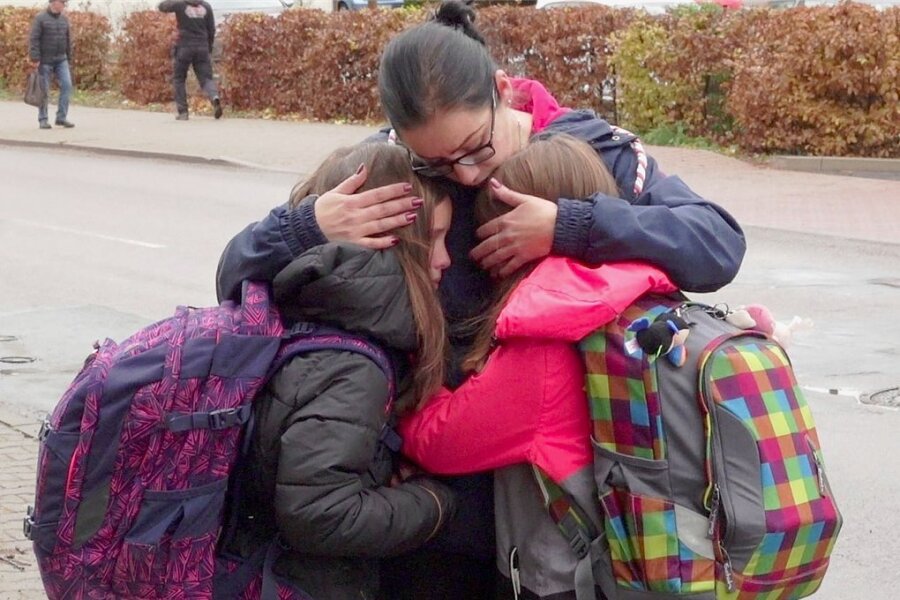 Carolin Neuhäuser nahm am Montag ihre Tochter und eine Freundin in Empfang und umarmte beide ergriffen. Die Mädchen hatten bange Stunden in ihrer Schule ausharren müssen, weil in der benachbarten Berufsschule ein Drohschreiben eingegangen war. 