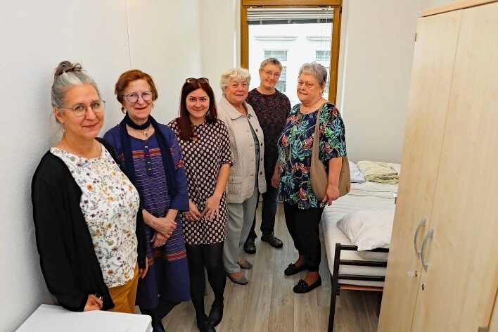 Eine Ecke zum Quatschen für Bewohner im Hilfezentrum - Jana Nickolai (links), Leiterin des Hilfezentrums der Diakonie in Werdau, zeigt den Frauen vom Weltladen-Team bei ihrem Besuch am Freitag eines der Zimmer für Wohnungslose.