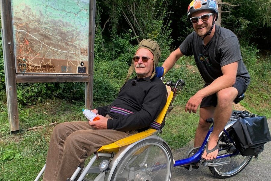 Eine Fahrradtour mit alzheimerkrankem Vater als Herzensprojekt - Guter Dinge: Rainer und Philipp Hageni bei ihrer dreitägigen Tour mit dem Rollstuhlfahrrad auf dem Alpe Adria Radweg.