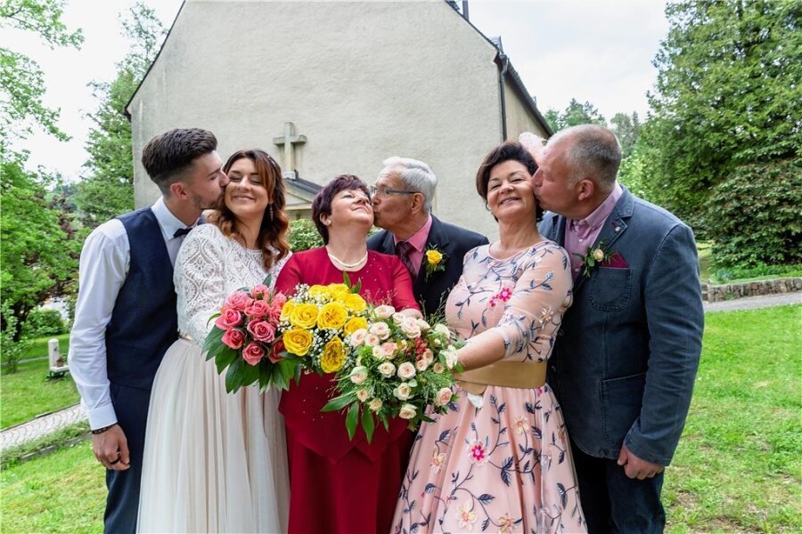 Eine Familie, ein Tag, drei Hochzeiten - Hochzeit hoch 3: Niklas und Michelle Baier, Karin und Günther Baier sowie Anja Hartmann und Falk Baier (v. l.) haben den 5. Juni 2021 zum schönsten Tag in ihrem Leben als Familie gemacht. Es wurde zweimal geheiratet, einmal goldene Hochzeit gefeiert. 