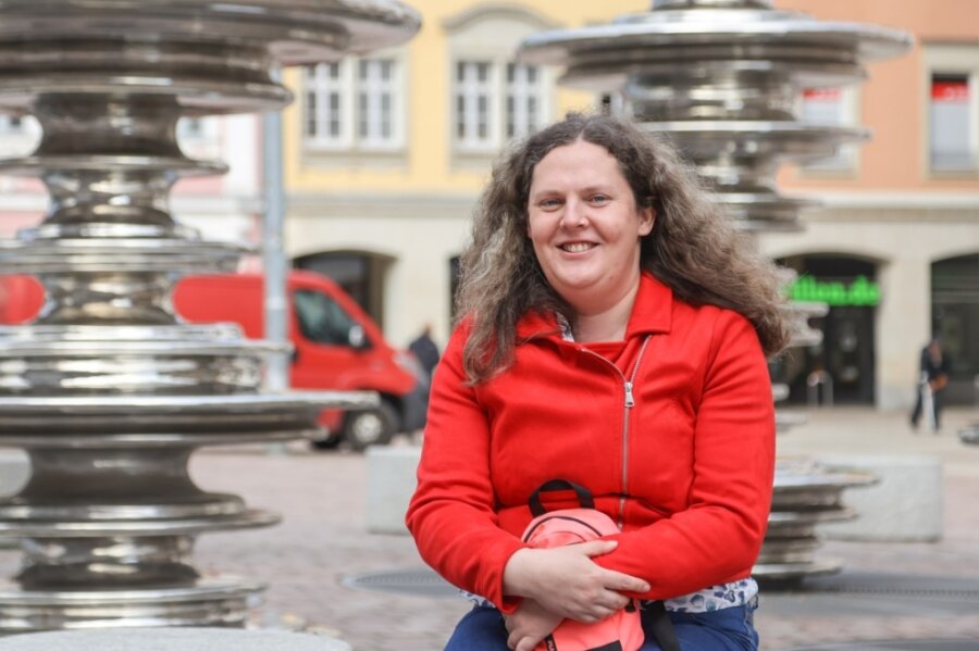 Katrin Münch kommt in ihrer Mittagspause gern zum Marktbrunnen in Chemnitz. Die 40-Jährige ist Autistin und engagiert sich in der FDP. 