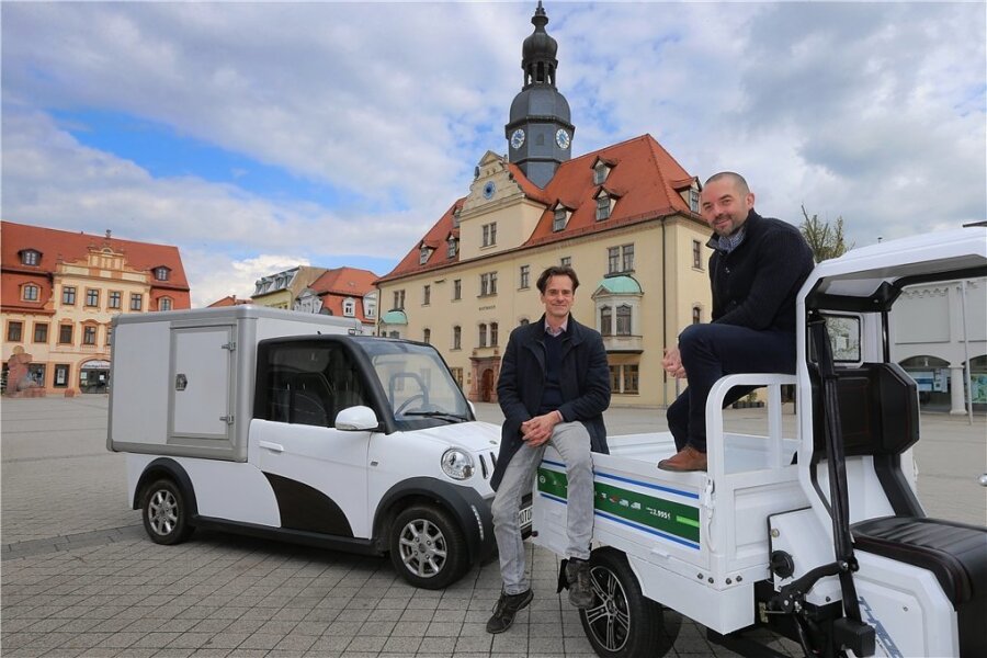 Daniel Jacob (l.) und Thomas Kuwatsch verkaufen den wohl kleinsten Elektrotransporter Deutschlands mit Straßenzulassung. Der Name Ari kommt aus dem Japanischen und heißt übersetzt "Ameise".