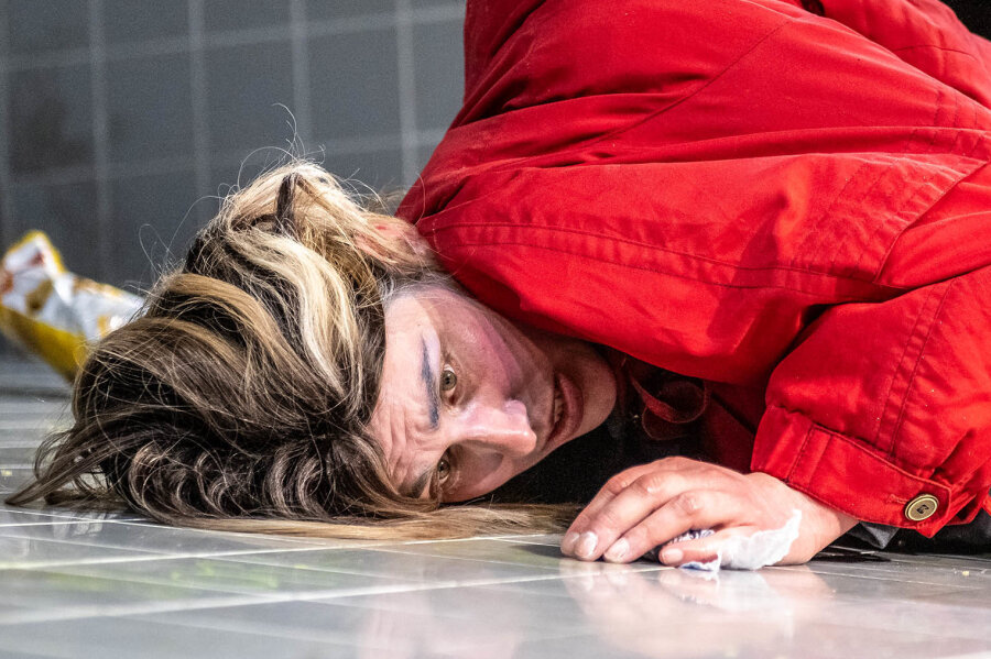 Andrea Zwicky in einer Szene des neuen Stücks am Chemnitzer Schauspiel "Die Freiheit der Frau".