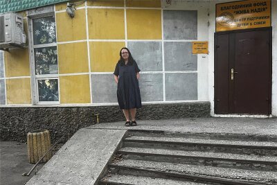 Eine Frau aus dem Erzgebirge und ihr Leben im Krieg - Nicole Borisuk vor dem Zentrum für Kinder und Familien in Odessa. Sie lebt und arbeitet in der Stadt.