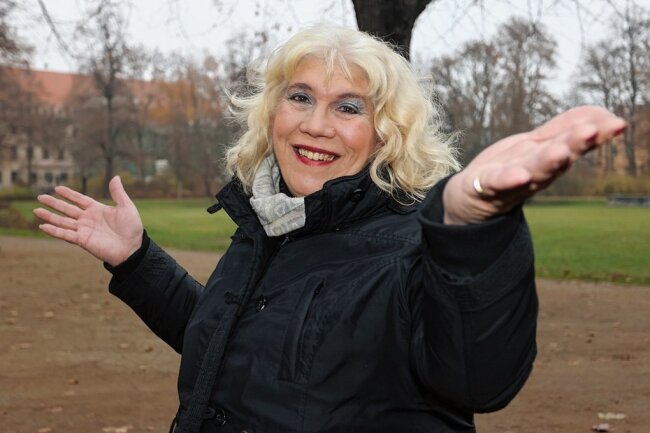 Eine Frau, ein Mensch, eine Begleiterin auf schweren Wegen - Silvia Rentzsch auf der Rosenwiese in Zwickau. Sie ist im Reinen mit sich - nun hilft sie anderen trans- oder intersexuellen und nicht-binären Menschen, ihren Platz im Leben zu finden. 