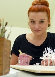 Eine Friseurin in der Engelschmiede - Die gelernte Friseurin Melanie Fröhlich arbeitet seit 2015 als Malerin bei Wendt & Kühn. 