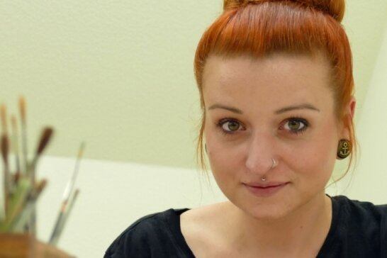 Eine Friseurin in der Engelschmiede - Die gelernte Friseurin Melanie Fröhlich arbeitet seit 2015 als Malerin bei Wendt & Kühn. 