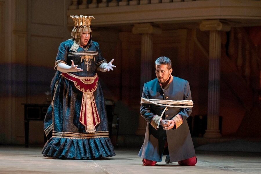 Eine für alle: Neue Chemnitzer "Aida" bietet koloniale Opern-Opulenz mit leicht verdränglichem Hintersinn - Proben im eingeschlossenen Paris europäischen Kolonialkitsch: Nadine Weissmann als Pharaonentochter Amneris und Hector Sandoval als Radamès. 
