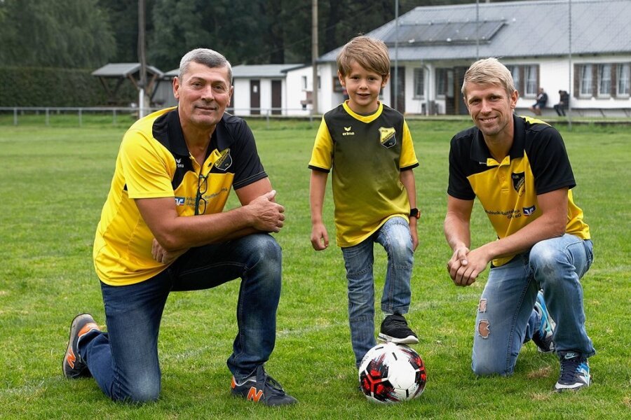 Eine Fußball-Familie in gelb und schwarz des SV Lok Glauchau/Niederlungwitz - Sie treffen sich oft auf dem Sportplatz in Niederlungwitz. Jens (57), Luke (5) und Patrick Baas (32) freuen sich auf die Festwoche zum Vereinsjubiläum. 