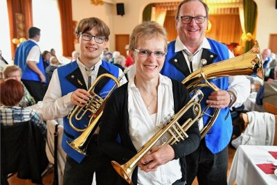 Eine Geburtstagsfeier ohne Pauken, aber mit Trompeten in Großhartmannsdorf - Michael Timmel (rechts) ist  Vorstand des Blasorchesters. Auch seine Schwester Katrin Sallmann und ihr Sohn Noel (links) gehören dazu.