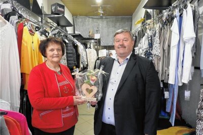 Eine gelernte Schneiderin aus Werdau hat 1993 aus der Not eine Tugend gemacht - Inhaberin Yvonne Erdmann erhält von Oberbürgermeister Sören Kristensen das Werdau-Herz.