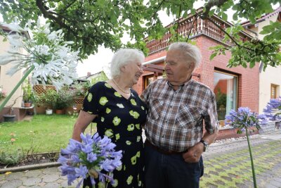 Eine Geschichte einer 65-jährigen Ehe: Von Zwickau-Eckersbach nach Mosambik und zurück - Eiserne Hochzeit: Das Ehepaar Scheibe ist unzertrennlich.