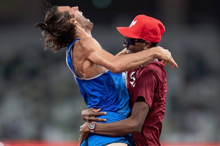 Der goldene Moment. Gianmarco Tamberi (links) springt Mutaz Essa Barshim überglücklich in die Arme. 