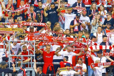 Eine halbe Million für den FSV Zwickau: Wann kommt der Verein nun an das Geld? - Zwickauer und Dresdner Fans bei einem Benefizspiel für den FSV am 22. Juli in der GGZ-Arena.