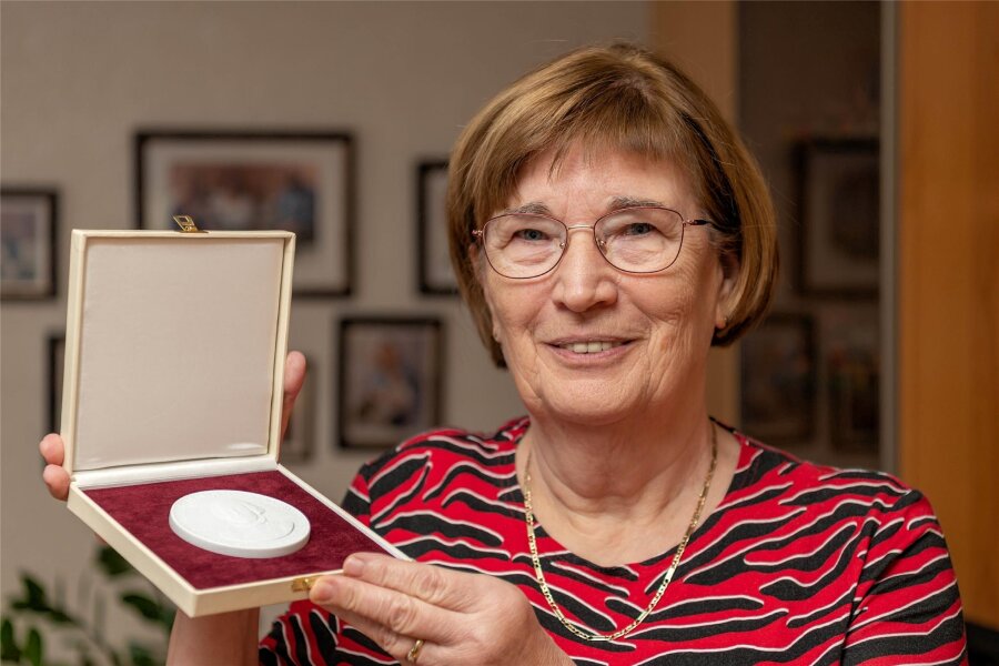 Eine „Heldin des Alltags“: Erlauerin in Dresden für ihr Engagement geehrt - Die Erlauerin Christa Poch wurde für ihre ehrenamtliche Arbeit bei der Volkssolidarität mit der Annen-Medaille geehrt.