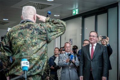 Eine historische Veränderung - Bundesverteidigungsminister Boris Pistorius  verabschiedet das Vorkommando der Brigade Litauen auf dem militärischen Teil des Flughafens Berlin-Brandenburg.