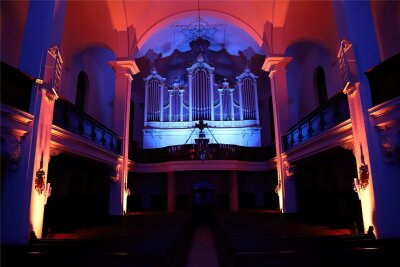 Eine Idee und 3500 Pfeifen: Warum die Stadtkirche in Augustusburg einmalig wird - So sieht die Hauptorgel in der Stadtkirche St. Petri in Augustusburg aus, wenn sie mit Lichteffekten in Szene gesetzt wird. Die Königin der Instrumente steht im Mittelpunkt der neuen „360° Klangwelt“.