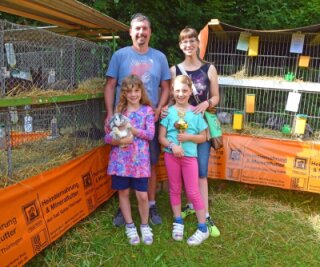 Eine kaninchenverrückte Familie - Eine Familie mit Leidenschaft für Kaninchen: Die Eltern Thomas und Katrin sowie die Zwillinge Pia (links) und Mila Kolodziej. 