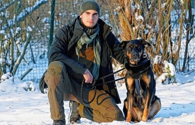 Eine Katze aus dem Motorraum und Hundetraining für die Armee - Jakob Bergmann, 20, aus Thum, ebenfalls FÖJ-Teilnehmer, mit einem seiner Schützlinge im Tierheim Langenberg.