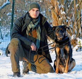 Eine Katze aus dem Motorraum und Problemhunde - Jakob Bergmann mit einem seiner Schützlinge im Tierheim.