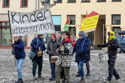Eine kinderreiche Familie demonstriert sich durch Sachsen: Wer sind die Suttners? - Familie Suttner auf der Straße in Glauchau. Sie demonstrieren gegen den Oberbürgermeister, der einen Mitschüler seines Sohnes geohrfeigt hat. 