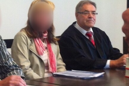 Eine Kindes-Entführerin vor Gericht - Claudia Renneberg mit ihrem Vater (links) und Anwalt Klaus Bartl.
