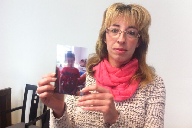 Eine Kindesentführerin kämpft weiter: "Ich will Gerechtigkeit" - Claudia Renneberg zeigte im Gerichtssaal ein Foto ihres Sohnes, der wieder bei ihr lebt.