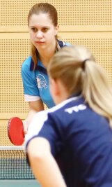 Eine klare Sache - und eine Absage - Laura Rüffer vom TSV Schlettau (h.) trug zum Erfolg ihrer Tischtennismannschaft gegen Tanne Thalheim bei. 