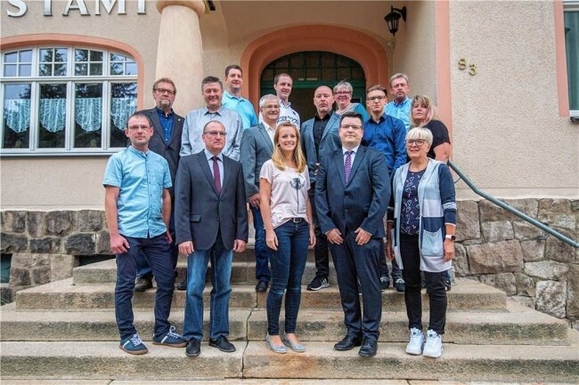 Der Auerbacher Stadtrat mit Ulf Lange (2. Reihe, in der Mitte). Wegen seiner Tätigkeit als Energiemanager in Burkhardtsdorf darf Ulf Lange nicht länger im Gemeinderat seines Dorfes sitzen - sagt die Mehrheit des Gremiums. 