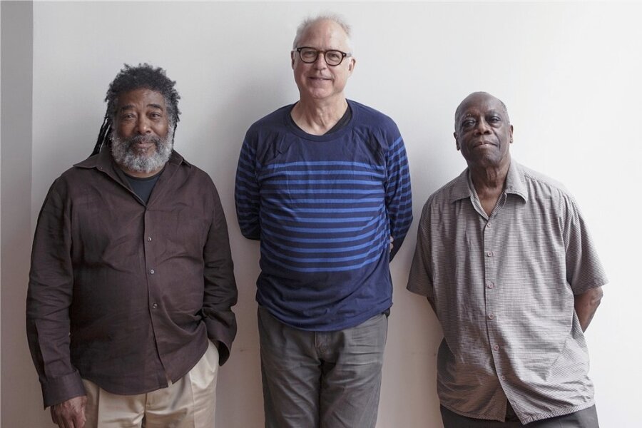 Eine Kunst der Andeutungen - Jazz-Legenden: Wadada Leo Smith, Bill Frisell und Andrew Cyrille (von links).