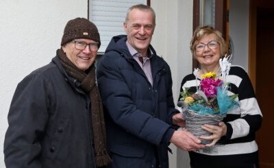 Eine lebende Legende ist seit 50 Jahren Mitglied der FDP - FDP-Ortsverbandsvorstandsmitglied Albrecht Franke und Ortsverbands-Chef Jörg Schubert überbringen Ulrike Schwäblein-Sprafke Glückwünsche (von links). Die Ärztin ist seit 50 Jahren FDP-Mitglied. 