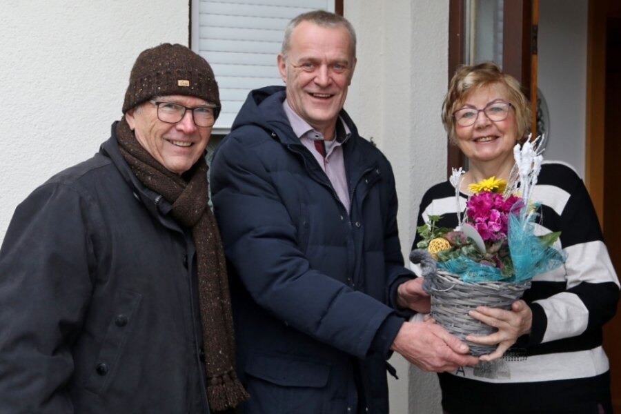 FDP-Ortsverbandsvorstandsmitglied Albrecht Franke und Ortsverbands-Chef Jörg Schubert überbringen Ulrike Schwäblein-Sprafke Glückwünsche (von links). Die Ärztin ist seit 50 Jahren FDP-Mitglied. 