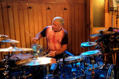 Eine Legende am Schlagzeug auf der Bühne - Carl Palmer am Schlagzeug.