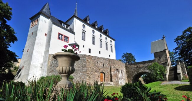 Das Schloss Purschenstein gilt als Wahrzeichen von Neuhausen. Einst gehörte es der Gemeinde, konnte aber verkauft werden. Heute befindet sich darin ein Hotel.