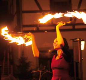Eine Managerin mit Feuer - Spektakuläre Kunststücke und eine atemberaubende Feuershow zeigt Katrin Günther bei ihren regelmäßigen Auftritten.