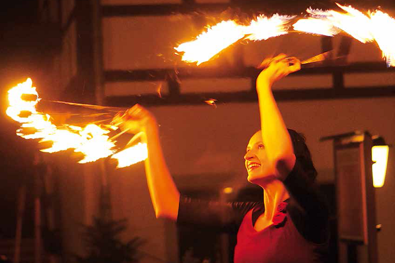 Eine Managerin mit Feuer - Spektakuläre Kunststücke und eine atemberaubende Feuershow zeigt Katrin Günther bei ihren regelmäßigen Auftritten.