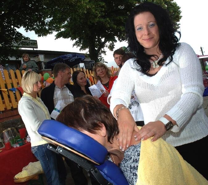 Eine Massage gab's kostenlos zum Gesundheitstag - 
              <p class="artikelinhalt">Am Stand der Euro-Schule Taura konnten sich Gäste von Kathleen Timmel, Lehrkraft für Physiotherapie, den Nacken massieren lassen. </p>
            