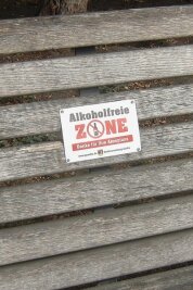 Eine Mehrheit stimmt für das Alkoholverbot - Mit solchen Hinweisen setzte die Stadt Görlitz ihr Alkoholverbot 2016 um. Ähnliche Schilder soll es ab Mai auch am Plauener Tunnel und im Lutherpark sowie auf den Straßen geben, wo es künftig verboten ist, werktags von 11 bis 23 Uhr öffentlich Alkohol zu konsumieren. Zudem hat der Stadtrat eine zusätzliche Stelle für Streifen des Ordnungsamtes und die Finanzierung eines weiteren Streetworkers beschlossen.
