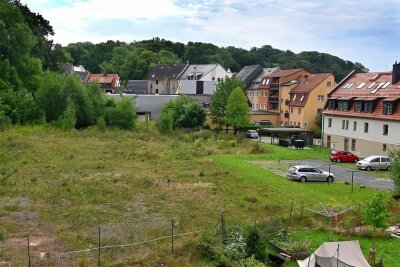 Eine Million Euro für 67 Parkplätze in Hainichen - Blick aus dem Pflegeheim „Leinenweberhof“ auf das ehemalige Brauerei-Gelände in Hainichen. Dort wird 2024 zwischen Rahmenberg (links) und Brauhofstraße (rechts) ein neuer Parkplatz gebaut.