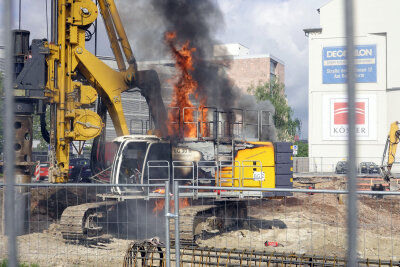 Eine Million Euro Schaden bei Brand an Baumaschine - Eine Baumaschine stand am Montagvormittag auf dem Johannisplatz in Chemnitz in Flammen.