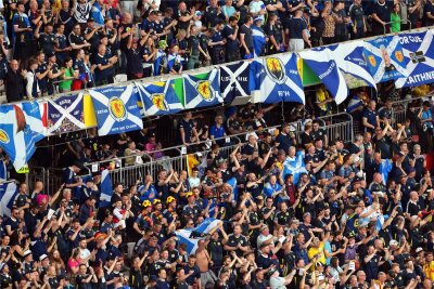 Eine Minute Applaus bei Fußball-EM: Schotten trauern um Fan Colin King - Die schottischen Fans werden an diesem Mittwochabend in der vierten Minute der Begegnung gegen die Schweiz eine Minute applaudieren, um Colin King zu ehren.