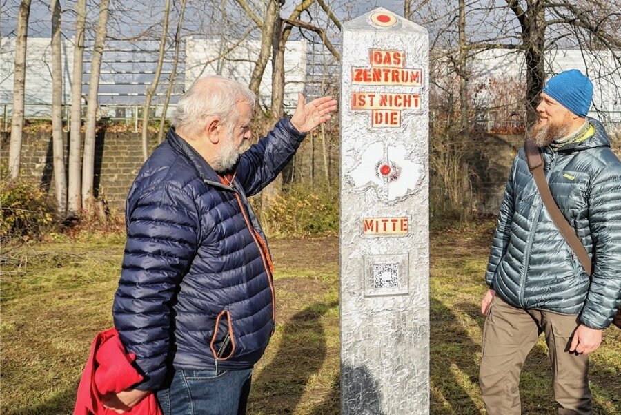 Eine Mitte, die doch kein Zentrum ist - Initiator Thomas Jahr, Künstler Wolf-Dietrich Leimcke und Vermessungstechniker Gunnar Rupsch (Foto von links) enthüllen die Stele am nicht ganz exakten Mittelpunkt der Stadt Chemnitz an der Neefestraße.