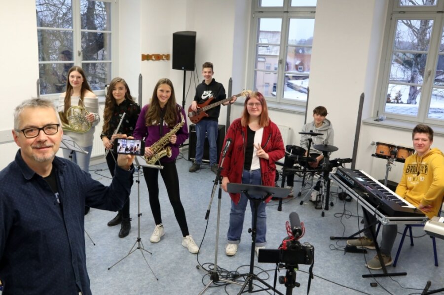"Eine Motivationsquelle für die Schüler" - Der Leiter der Jugendkunstschule, Olaf Richter, mit einer Musikband bei den Aufnahmen für den Adventskalender, der an manchen Tagen mehr als 300-mal angeklickt wird. 