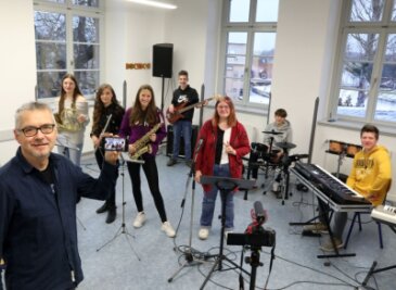 "Eine Motivationsquelle für die Schüler" - Der Leiter der Jugendkunstschule, Olaf Richter (links), mit einer Musikband bei den Aufnahmen für den Adventskalender, der an manchen Tagen mehr als 300-mal angeklickt wird. 