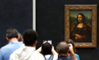 Eine Nacht im Louvre - das neue Buch von Jakuta Alikavazovic - Besucher machen Fotos vor Leonardo da Vincis Meisterwerk "Mona Lisa" im Louvre-Museum in Paris. Wie würde sie die "Mona Lisa" stehlen, habe ihr Vater sie immer gefragt, schreibt Jakuta Alikavazovic in ihrem neuen Buch. 