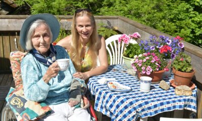 Eine nicht alltägliche Freundschaft - Die Seniorin Antje Haase und ihre Gesellschafterin Cornelia Hoch auf ihrem Balkon in Freiberg: "Wir waren uns sofort sympathisch".