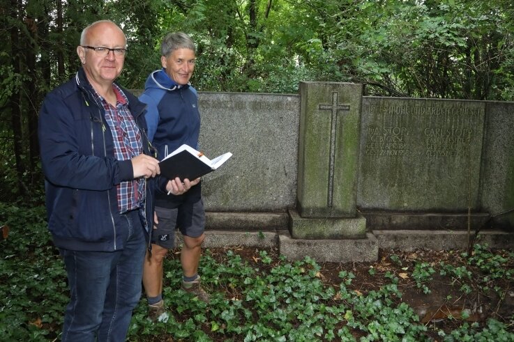 Eine Notärztin, die sich um vergessene Grabanlagen kümmert - Uwe Horn und Kathleen Dittrich-Ueberfeld an der Grabanlage der Familie Stopp. 
