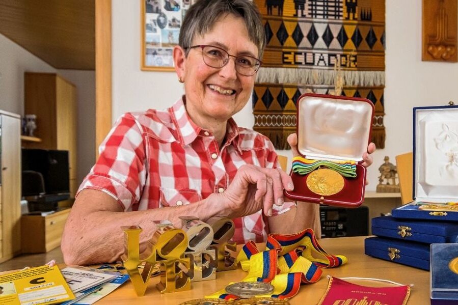 Eine Olympiasiegerin wird 60 - Ines Kaulfuß, geborene Geißler, zeigt ihre Goldmedaille, die sie bei den Olympischen Spielen 1980 in Moskau über 200 Meter Schmetterling errang. 