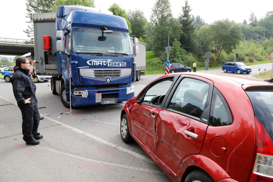 Eine Person bei Unfall auf S 228 verletzt - Bei einem Unfall auf der S 228 zwischen Zschopau und Wilischthal ist am Mittwochvormittag eine Citroen-Fahrerin schwer verletzt worden.
