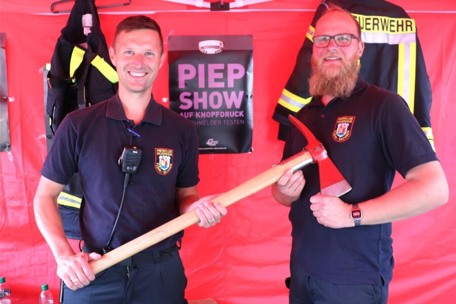 Eine „Piep-Show“ in der Feuerwache in Flöha - Nils Richter (l.) und Kay Morgenstern zeigten beim Feuerwehrfest in Flöha unter anderem, was alles zu einer Feuerwehrausrüstung gehört.